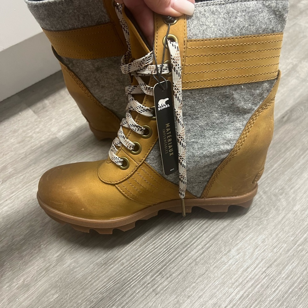Sorel Women's Tan and Gray Boots